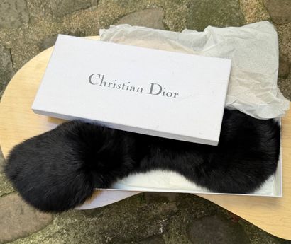 CHRISTIAN DIOR 
Col en fourrure de vison...