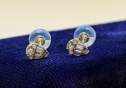 Paire de puces d'oreilles poires en or jaune...