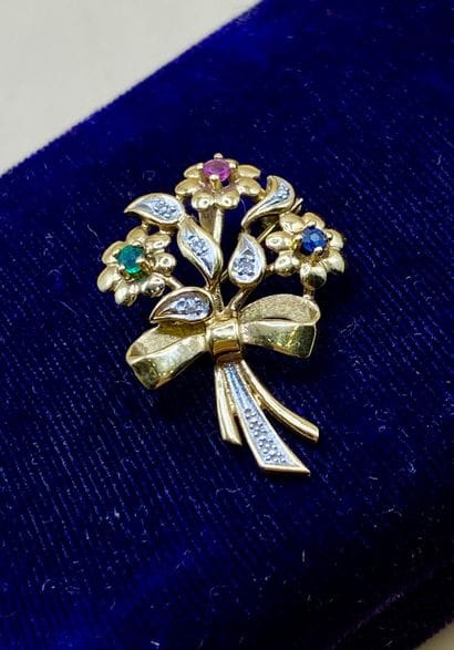 Broche en or jaune 18 carats (750/1000) simulant...