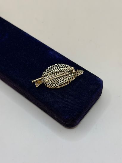 Broche feuille en or jaune 18 carats (750/1000)....