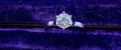 Bague solitaire en or gris 18 carats (750/1000)...