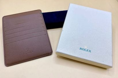 ROLEX 
Porte cartes en cuir marron. 
Dans...