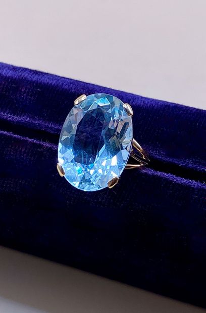 Bague de cocktail en or jaune 18 carats (750/1000)...