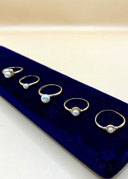 Lot de cinq bagues en or jaune 18 carats...