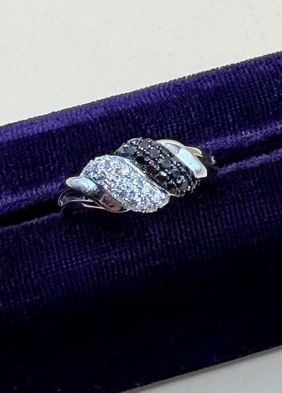 Bague à entrelacs en or blanc 18 carats (750/1000)...
