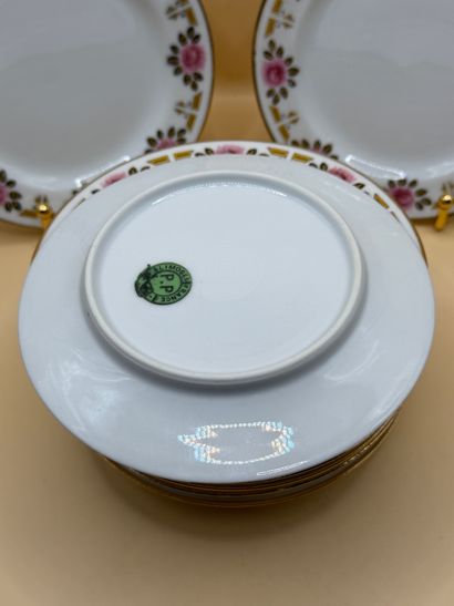 LIMOGES 
Suite de 12 assiettes à dessert...