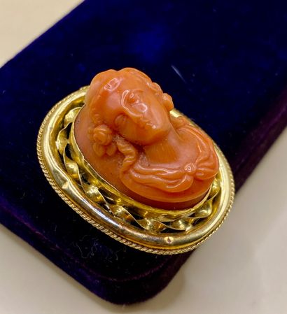 Broche ovale en or jaune 18 carats (750/1000),...