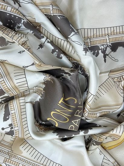 HERMÈS PARIS 
Foulard en twill de soie 