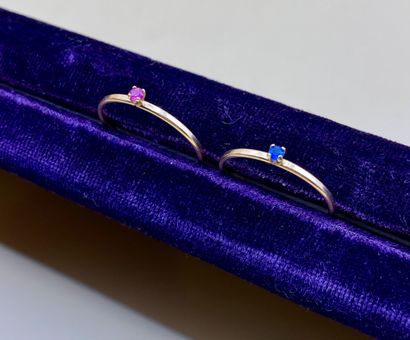 Deux bagues fines en or jaune 18 carats (750/1000)...