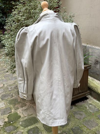 CHRISTIAN DIOR 
Veste overzize en cuir blanc...