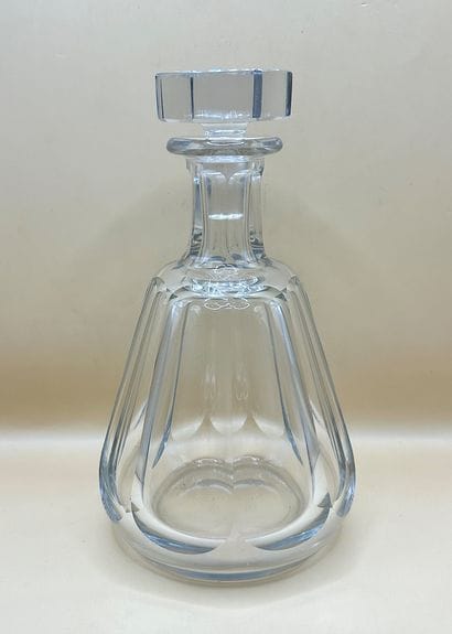 BACCARAT 
Carafe en cristal taillé à pans...