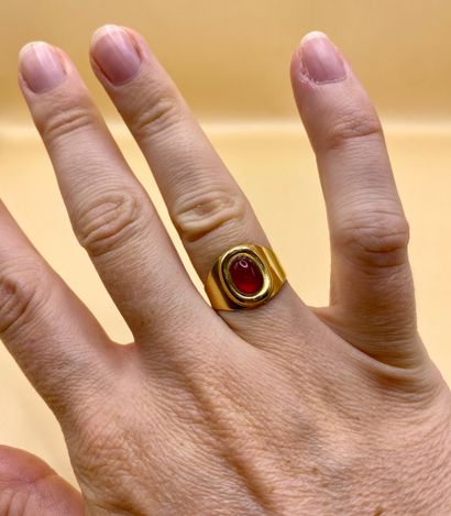 Bague casque en or jaune 18 carats (750/1000)...