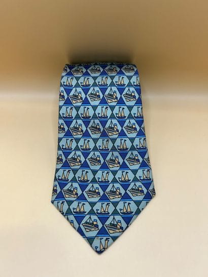 HERMÈS PARIS
Cravate en twill de soie. 
...