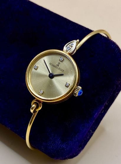 RICHARDS-ZEGER 
Montre de dame en or jaune...