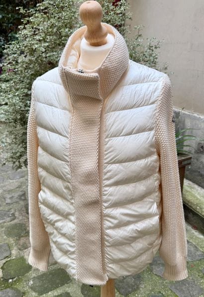 MONCLER 
Veste courte en laine crochet et...