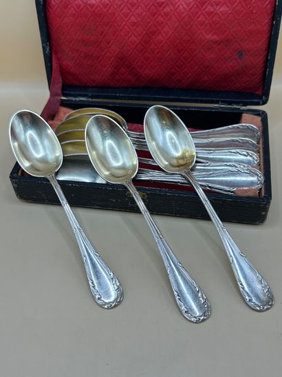 Suite de 11 cuillères à dessert en argent...