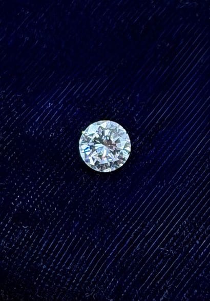 Un diamant de taille moderne sur papier pesé...