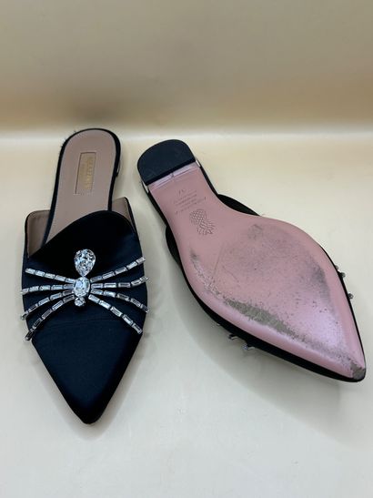 AQUAZZURA
Mules en satin noir et strass....