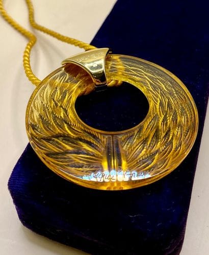 LALIQUE 
Important pendentif en verre teinté...
