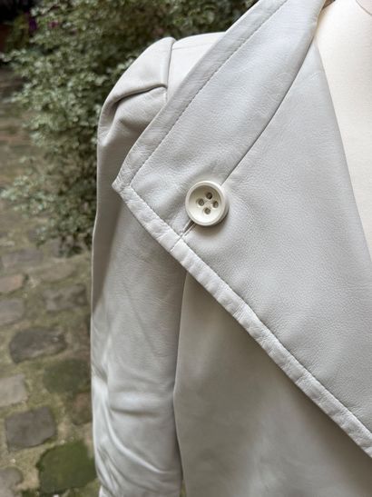 CHRISTIAN DIOR 
Veste overzize en cuir blanc...
