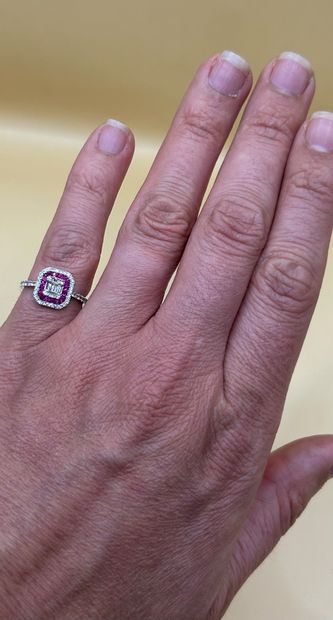 Bague à pans coupés en or blanc 18 carats...