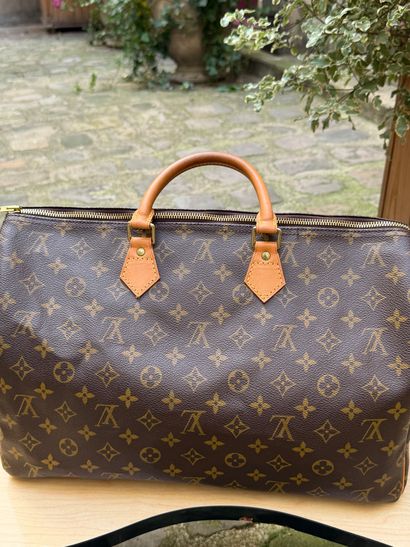 LOUIS VUITTON 
Sac à main modèle 