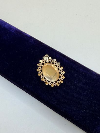 Pendentif ovale en or jaune 18 carats (750/1000)...