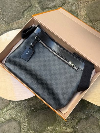 LOUIS VUITTON 
Circa 2020 
Sacoche modèle...