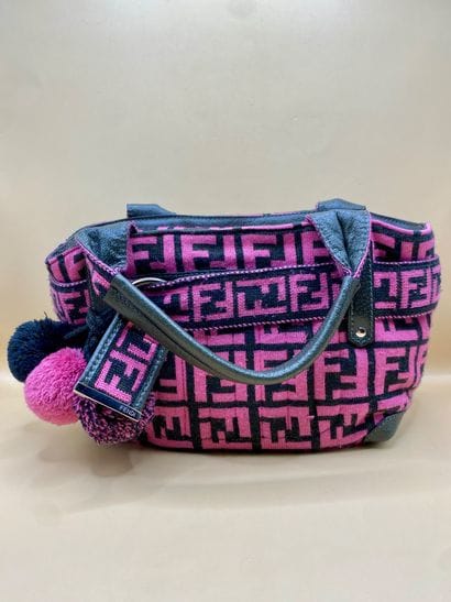 FENDI 
Sac à main en cuir noir et laine rose...