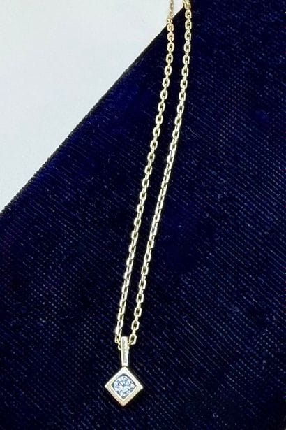 Pendentif losange et sa chaîne en or jaune...