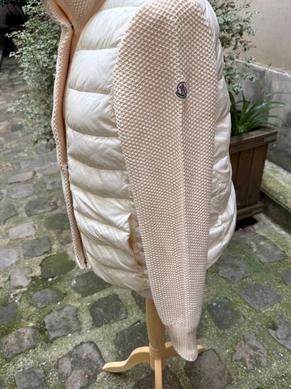 MONCLER 
Veste courte en laine crochet et...
