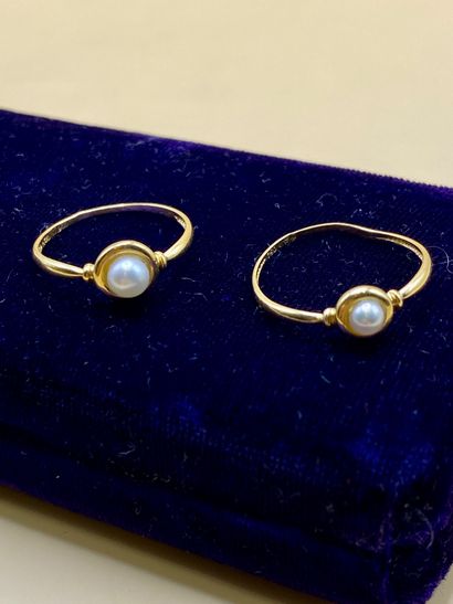 Lot de cinq bagues en or jaune 18 carats...