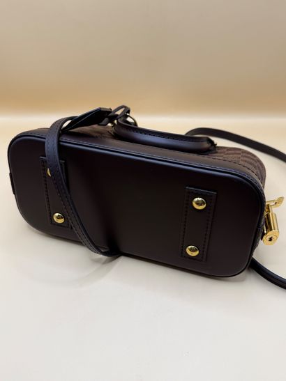 LOUIS VUITTON 
Sac à main modèle 