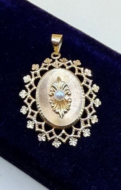 Pendentif ovale en or jaune 18 carats (750/1000)...