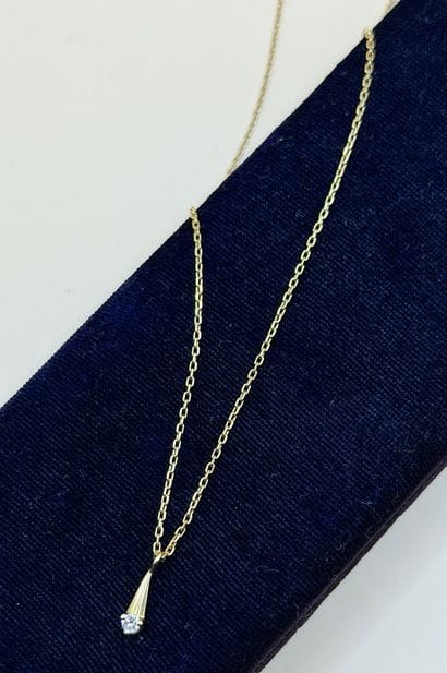 Pendentif goutte et sa chaîne en or jaune...