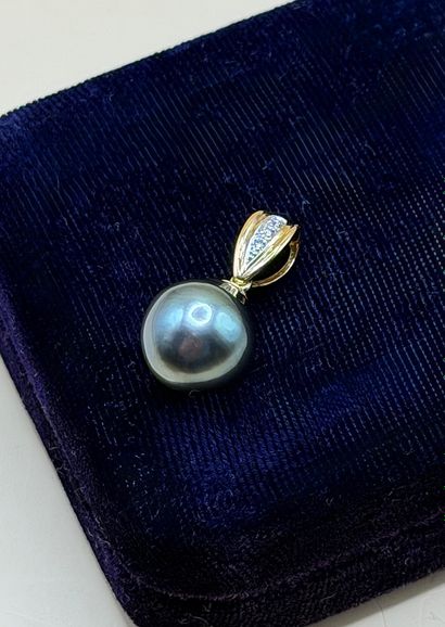 18K (750/1000) yellow gold pendant adorned...