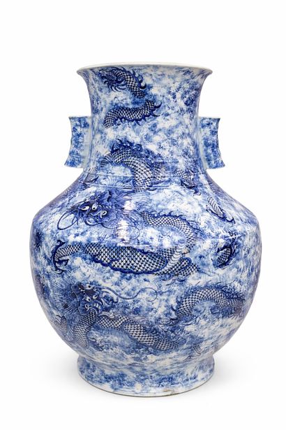CHINA, GUANGXU period
Large hu vase, in white...
