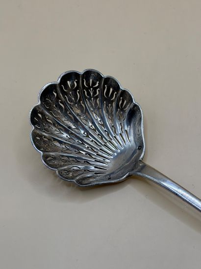 Émile PUIFORCAT
Delightful sprinkling spoon...