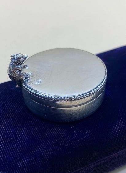 Adorable round milk teeth box in silver (950/1000),...