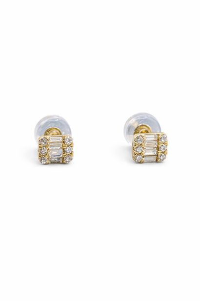 Pair of rectangular earrings in 18K (750/1000)...