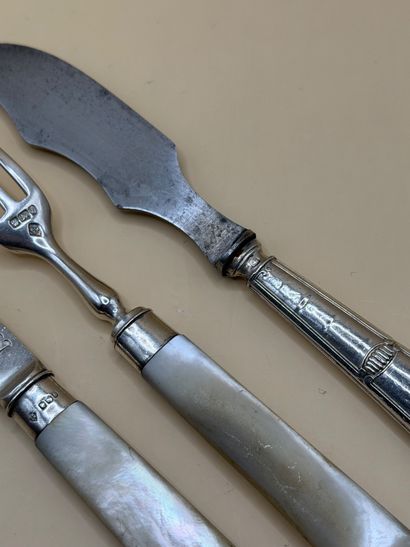 Delightful silver flatware (min. 800/1000),...