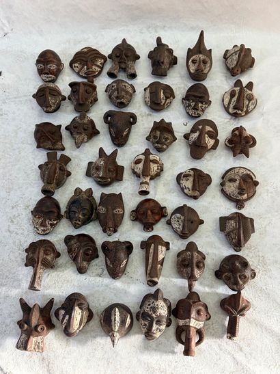 CÔTE D'IVOIRE 
Lot comprenant 41 petits masques...