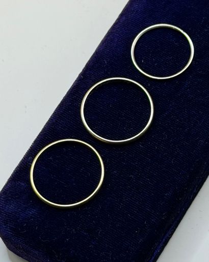 Suite of three wedding bands in 18K (750/1000)...