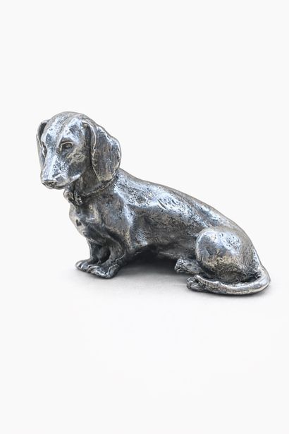 Adorable seated dachshund in silver (950/1000)....