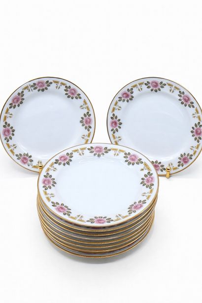 LIMOGES 
Suite de 12 assiettes à dessert...