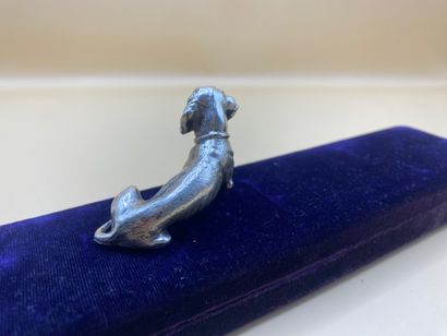 Adorable seated dachshund in silver (950/1000)....