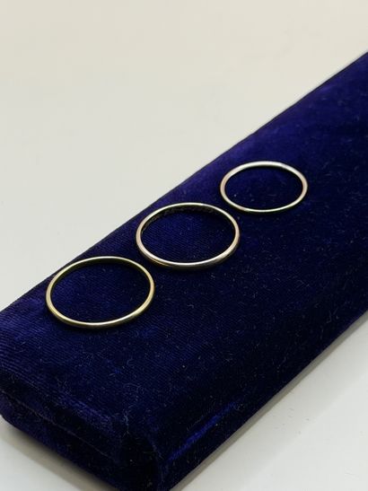 Suite of three wedding bands in 18K (750/1000)...
