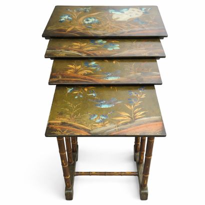 Ravissante suite de quatre tables gigognes...