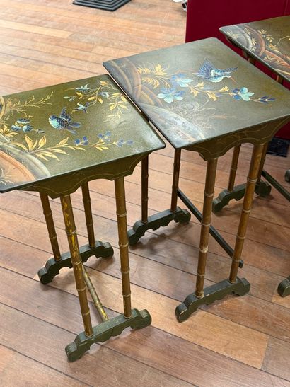 Ravissante suite de quatre tables gigognes...