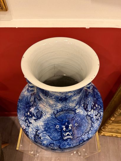 CHINA, GUANGXU period
Large hu vase, in white...